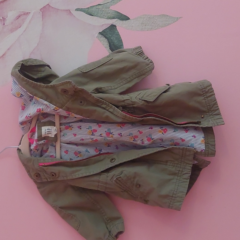 Gently used baby gap spring time coat size 12-18 months